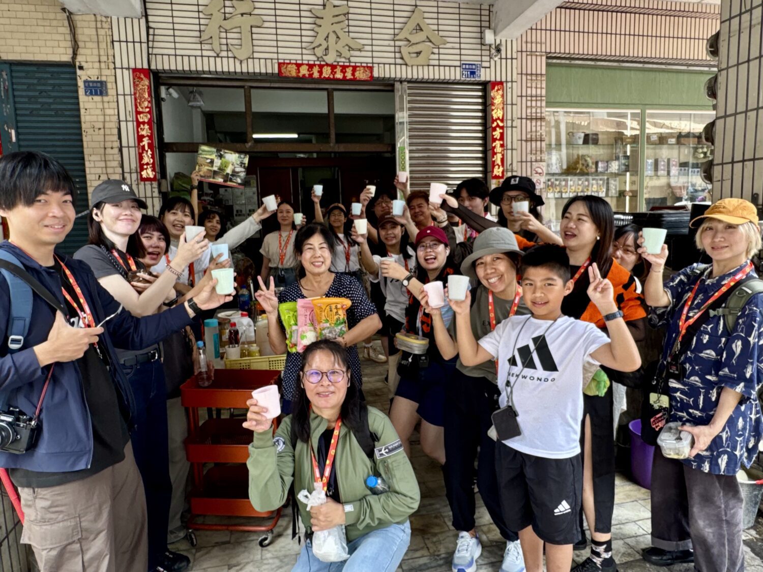 跟「港都認識王」深入鹽埕!從深夜微醺到市場早餐,體驗傳統與潮流交織的新風貌 跟「港都認識王」深入鹽埕!從深夜微醺到市場早餐,體驗傳統與潮流交織的新風貌