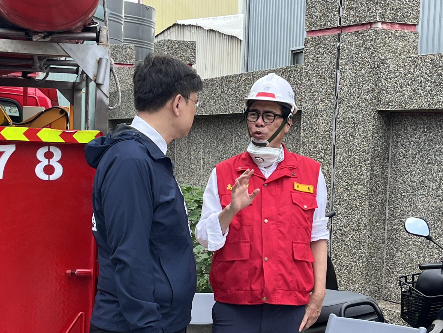 賴瑞隆陪同陳其邁市長現場掌握三元能源火警災情 明日邀經濟部與市府釐清事故、追究責任及後續作為 賴瑞隆陪同陳其邁市長現場掌握三元能源火警災情 明日邀經濟部與市府釐清事故、追究責任及後續作為