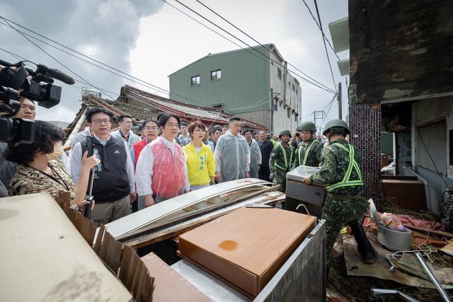 賴清德提軍人不方便進受災民宅遭批 綠委忙緩頰 賴清德提軍人不方便進受災民宅遭批 綠委忙緩頰