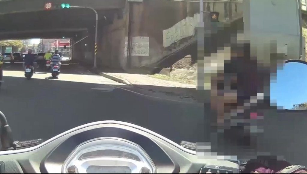 影/騎士趕廟會遶境沒戴安全帽被攔 警一查通緝犯 GG了 影/騎士趕廟會遶境沒戴安全帽被攔 警一查通緝犯 GG了