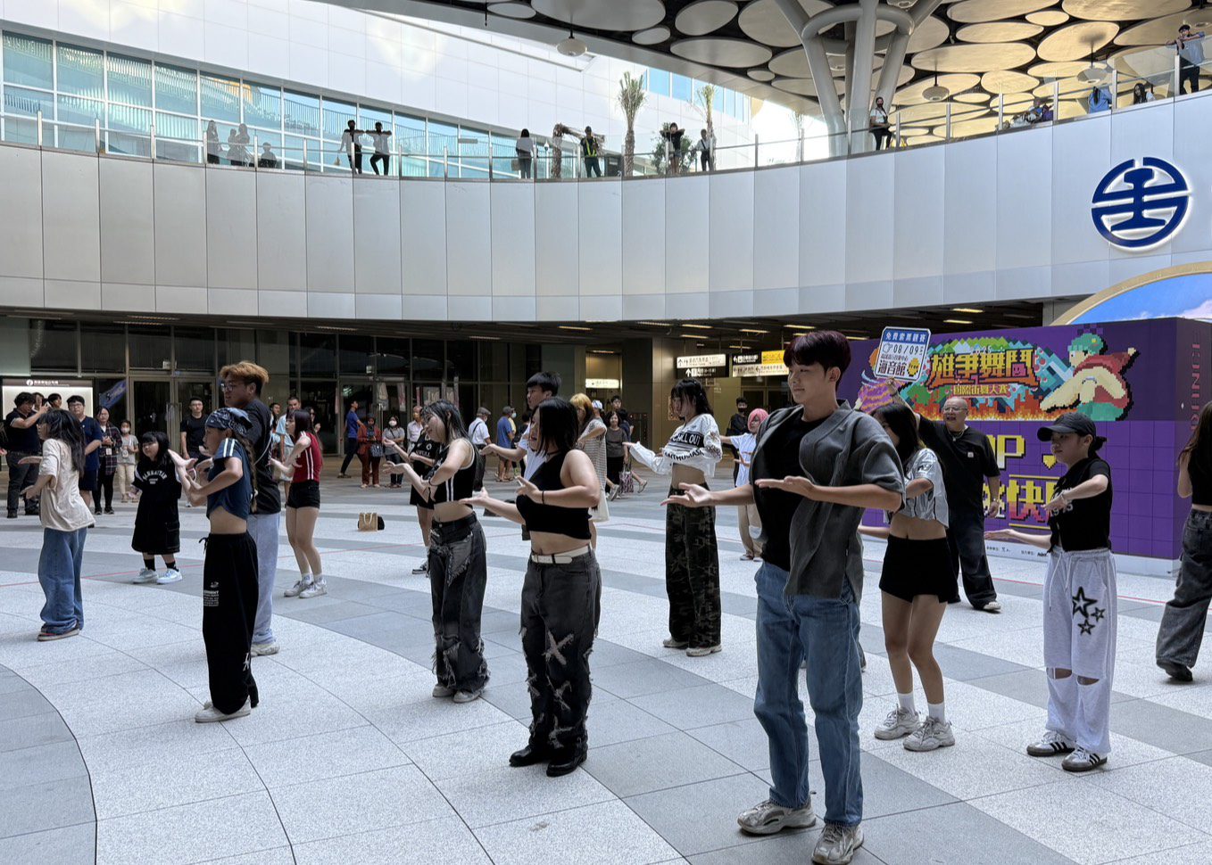 K-POP快閃高雄車站! 點燃「2025雄爭舞鬥」熱血前哨 K-POP快閃高雄車站! 點燃「2025雄爭舞鬥」熱血前哨