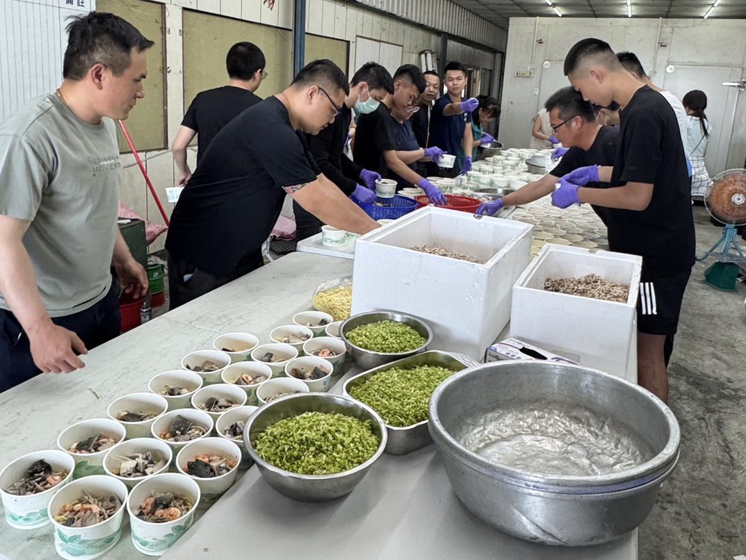 學甲慈濟宮萬份熱食溫暖災民  海天水產捐贈魚品續傳愛
