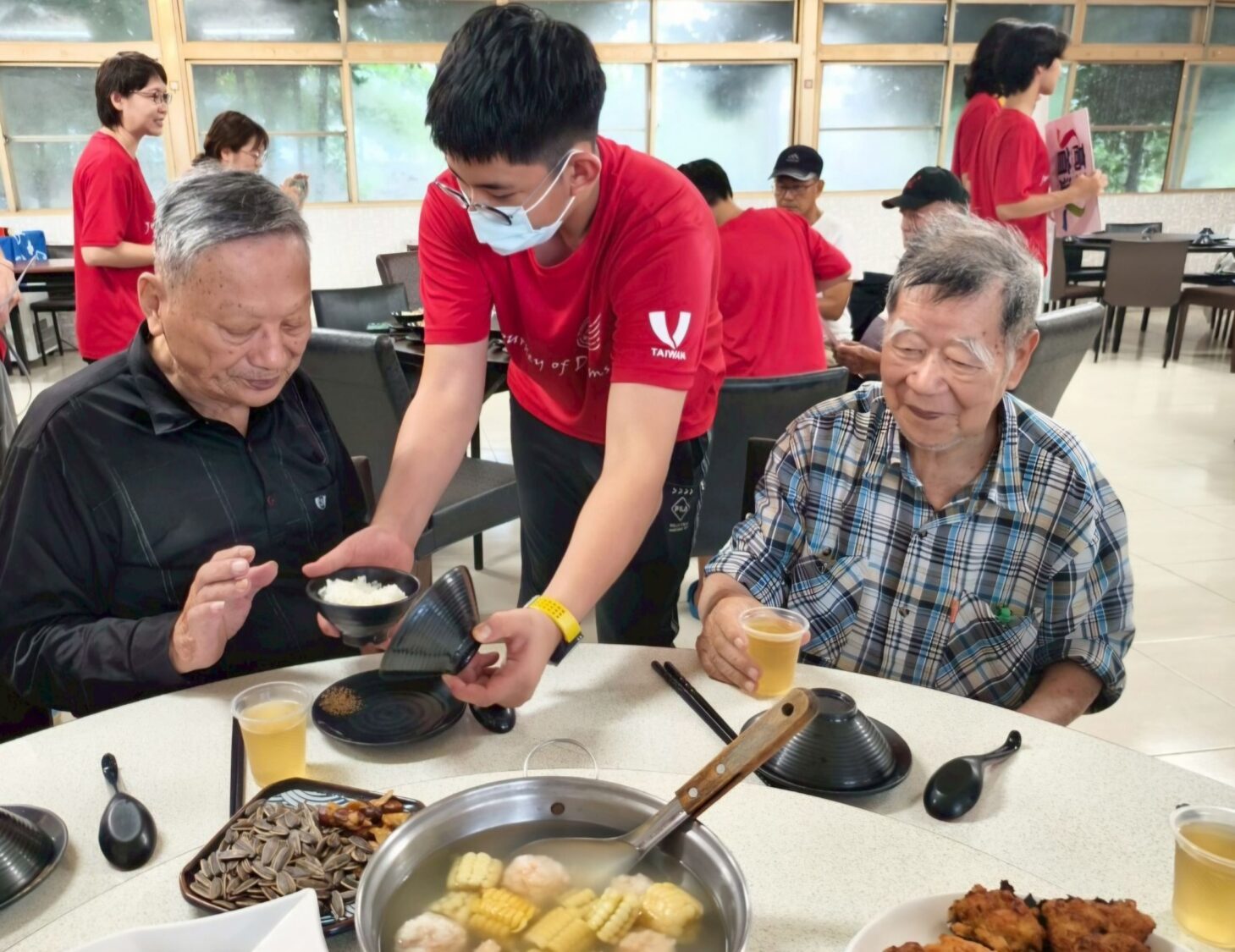 「青銀共餐‧耕食同樂」 六龜新開部落國際志工營 高市農業局打造青銀共融新典範 「青銀共餐‧耕食同樂」 六龜新開部落國際志工營 高市農業局打造青銀共融新典範