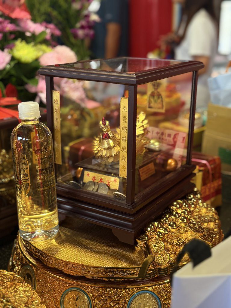 紫南宮發財金人氣延燒!「金雞發財錢母寶座」爆紅 信眾中頭彩回廟還願 紫南宮發財金人氣延燒!「金雞發財錢母寶座」爆紅 信眾中頭彩回廟還願