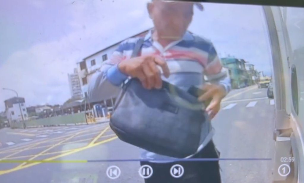 屏東公勇路小偷趁亂開車門偷包 司機崩潰: 裡面有已故家人的證件