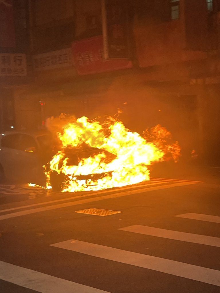 畫面曝光！台中自小客車等紅燈突起火　車上母女急逃生