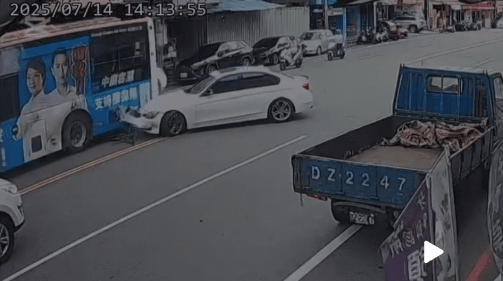 撞擊畫面曝光！台中公車與自小客車擦撞　自小客車一度駛離現場稱「一時張失措」