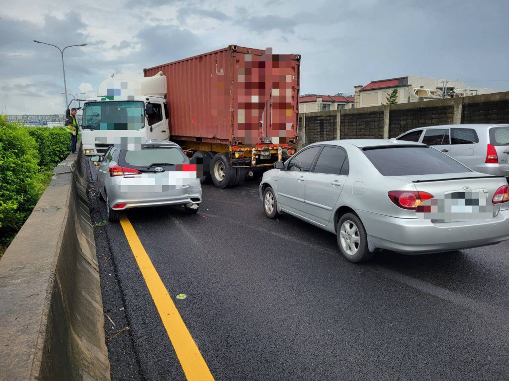 國道1號貨櫃車自撞護欄「折甘蔗」 釀兩車追撞1人受傷 國道1號貨櫃車自撞護欄「折甘蔗」 釀兩車追撞1人受傷