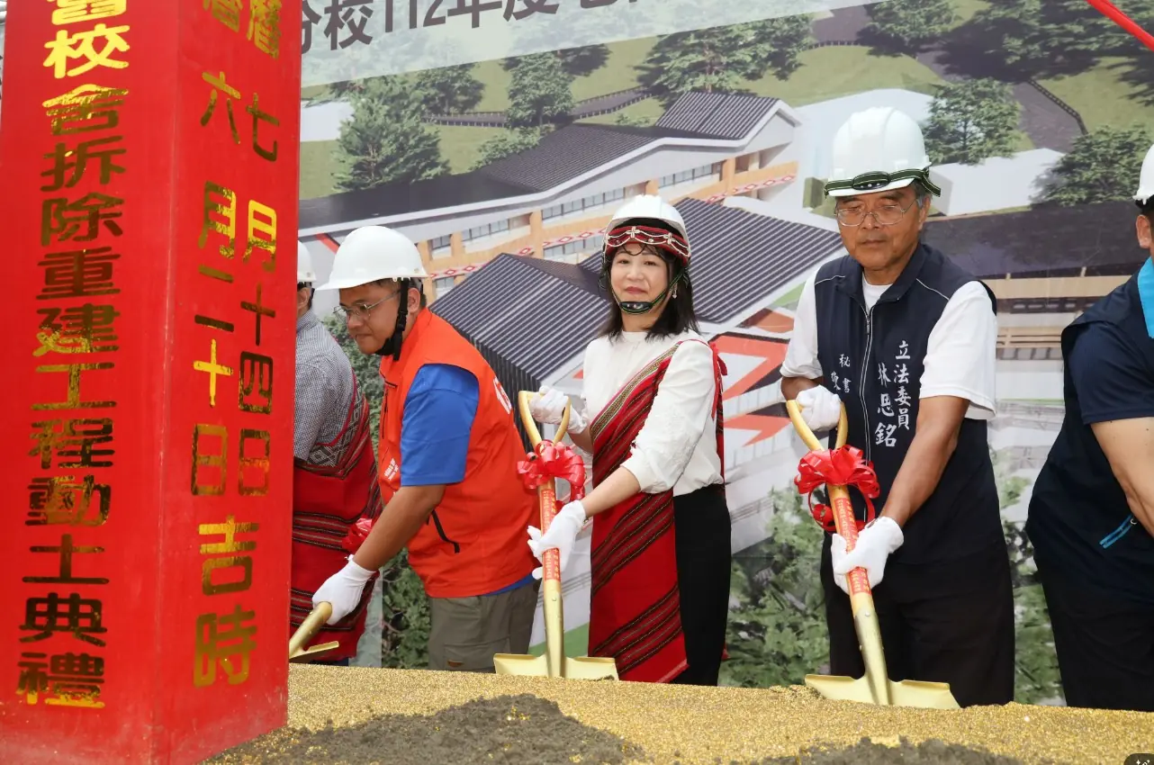 屋頂水泥塊險砸孩子 楊文科著手重建義興分校校舍今動土 屋頂水泥塊險砸孩子 楊文科著手重建義興分校校舍今動土