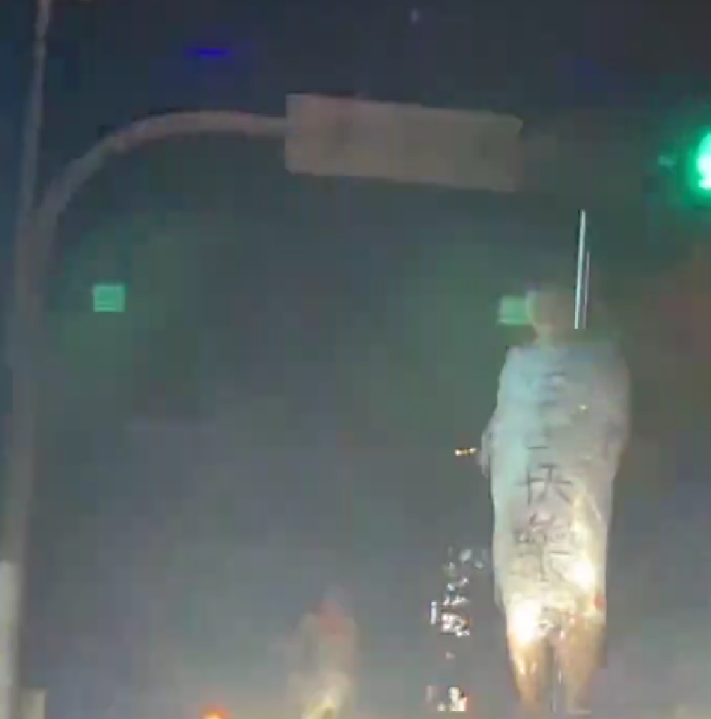 慶生還是整人?埔里男子保鮮膜綑綁車頂遊街 警方要辦了 慶生還是整人?埔里男子保鮮膜綑綁車頂遊街 警方要辦了