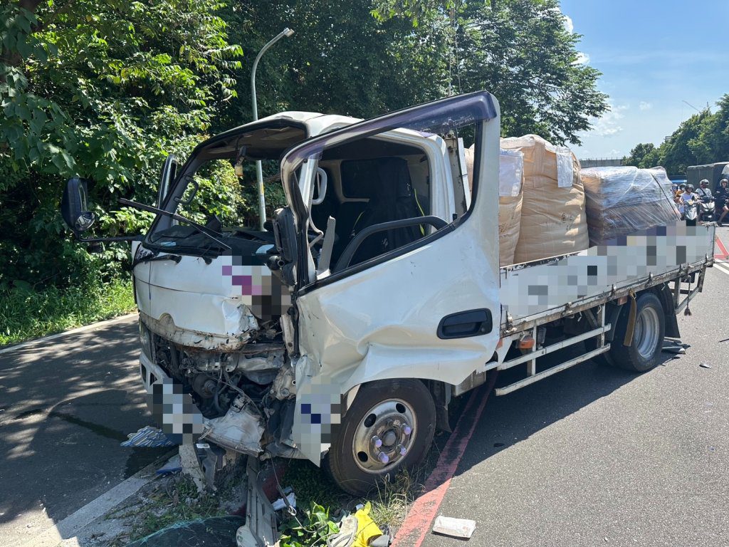 撞擊畫面曝光!新莊堤外道連環追撞波及4車 肇事貨車車頭變形駕駛夾困 撞擊畫面曝光!新莊堤外道連環追撞波及4車 肇事貨車車頭變形駕駛夾困