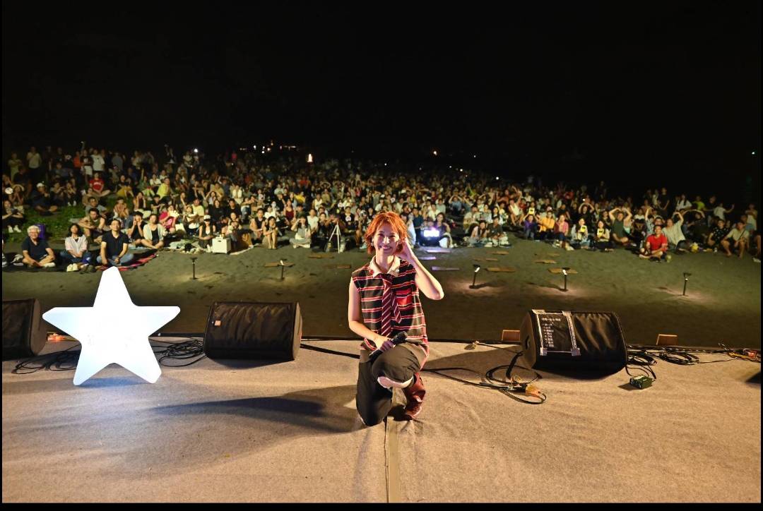 光良〈童話〉唱進星空夜！繁星照沙灘 台東最美星空音樂會東河場 聽海浪星空歌唱