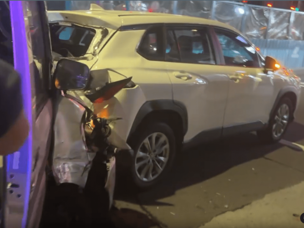 樹林深夜連環撞!廂型車先撞路邊車輛 再狠撞停等紅燈多元計程車 樹林深夜連環撞!廂型車先撞路邊車輛 再狠撞停等紅燈多元計程車