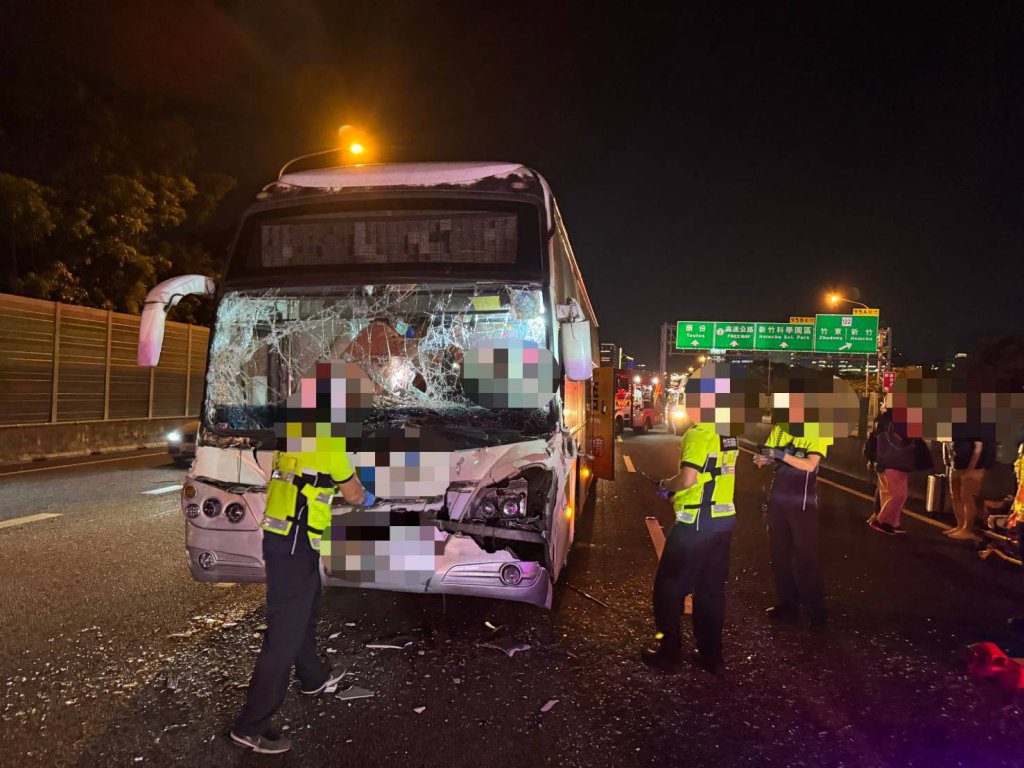 國道1號新竹路段車禍! 客運司機及1名乘客送醫 國道1號新竹路段車禍! 客運司機及1名乘客送醫