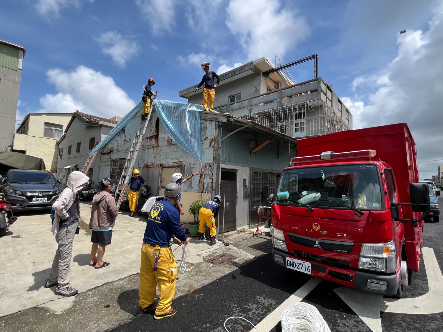高雄義消挺進台南災區 為弱勢家庭搶修漏水屋頂