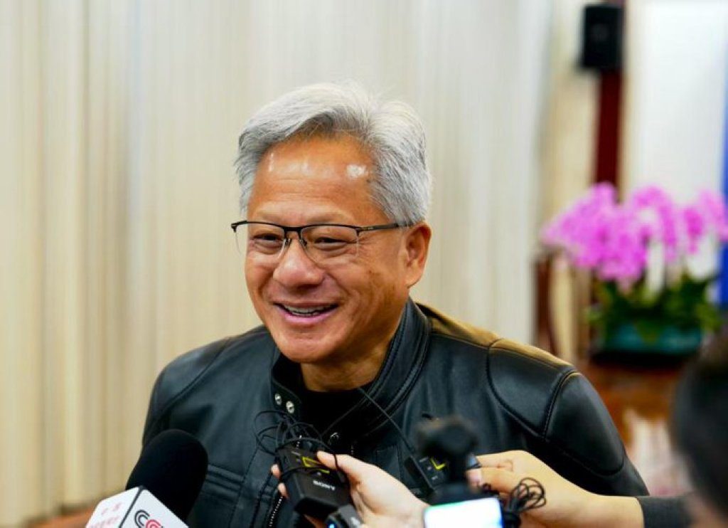 黃仁勳警告AI淘汰潮：「不是AI搶工作，是你沒想法」！三種人將首當其衝