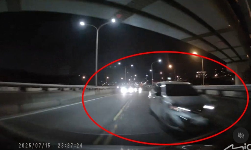 深夜驚魂！五股交流道「雙車逆向」逼近　駕駛閃躲瞬間全曝光
