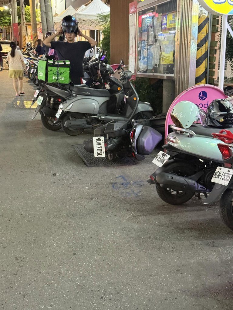 東海夜市驚傳倒車撞機車！目擊者爆料：撞完想跑、幸有停車扶正