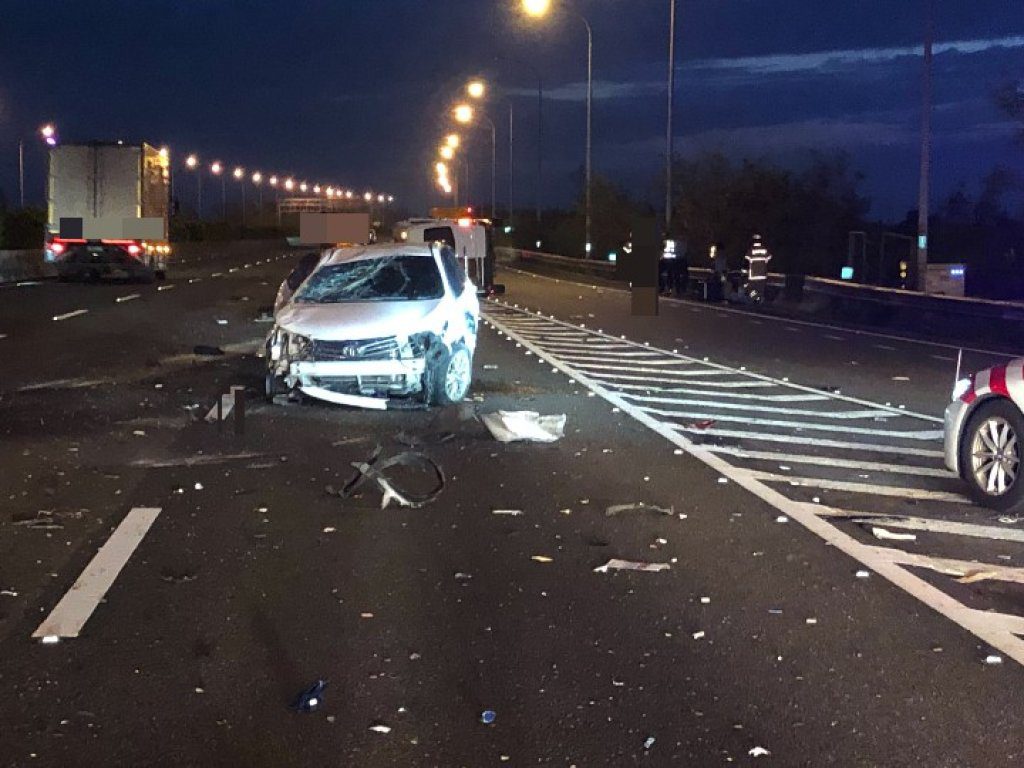 國道1號事故9人受傷! 自小客車自撞護欄再遭廂型車追撞 國道1號事故9人受傷! 自小客車自撞護欄再遭廂型車追撞
