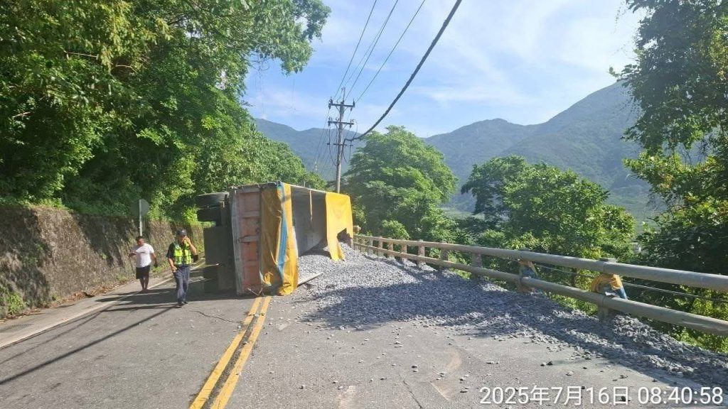 蘇花公路曳引車打滑側翻　砂石傾瀉波及小客車