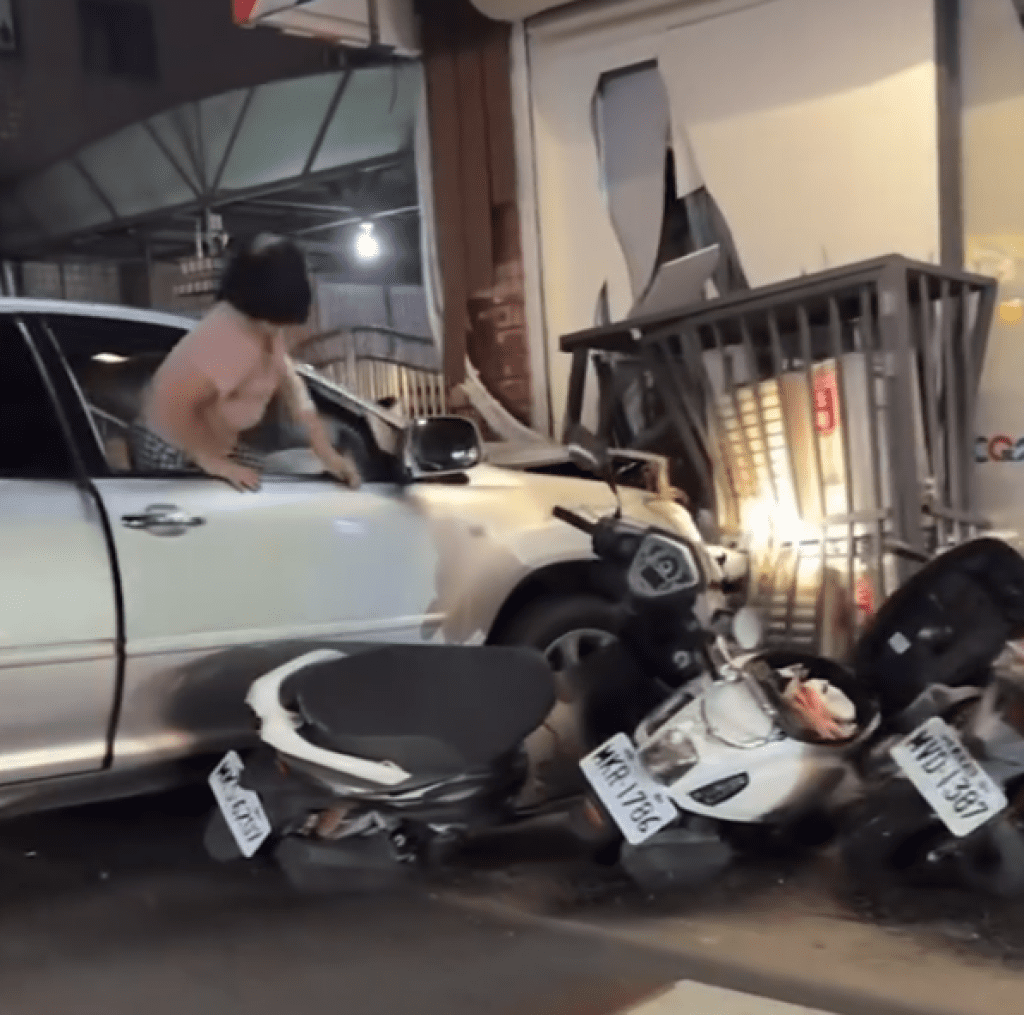 駕車恍神釀禍!竹東自小客車追撞前車再衝路邊 釀13輛汽機車毀損3人傷 駕車恍神釀禍!竹東自小客車追撞前車再衝路邊 釀13輛汽機車毀損3人傷