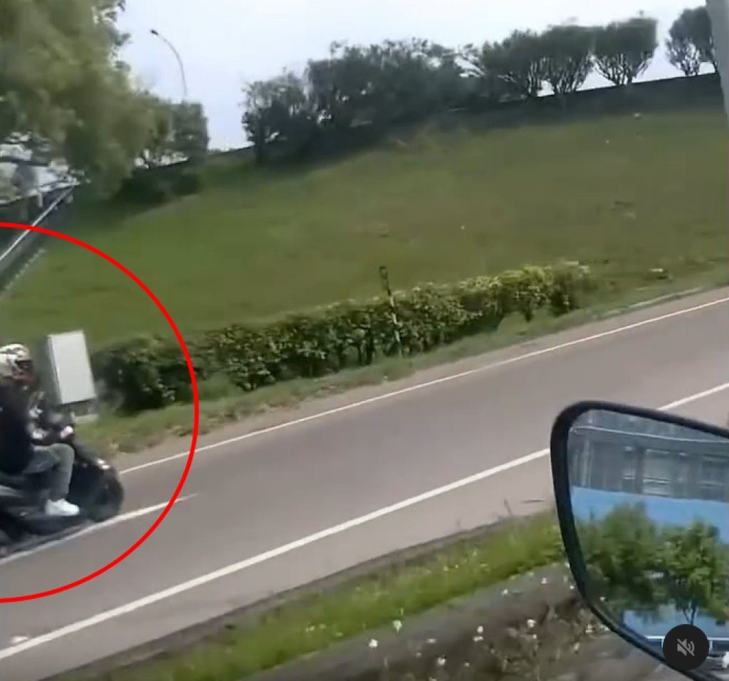 直擊!機車騎士疑誤闖國道南下交流道 「深情對望」正常行駛騎士