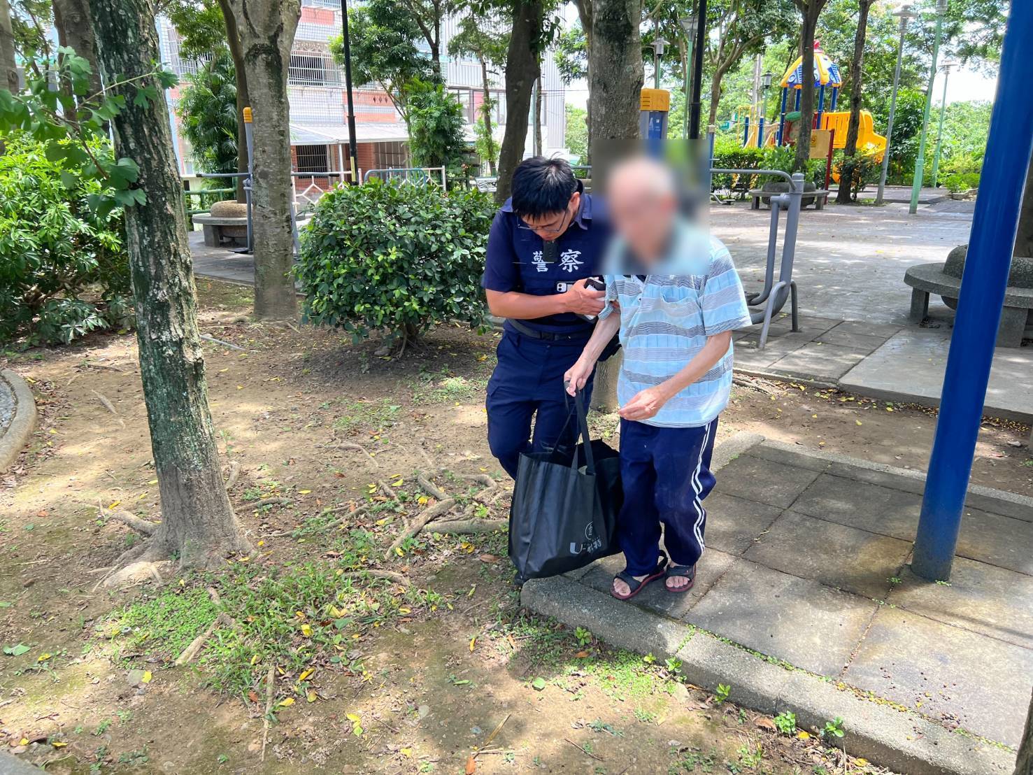 老翁頂烈日外出買飯體力不支 平警即刻救援 老翁頂烈日外出買飯體力不支 平警即刻救援