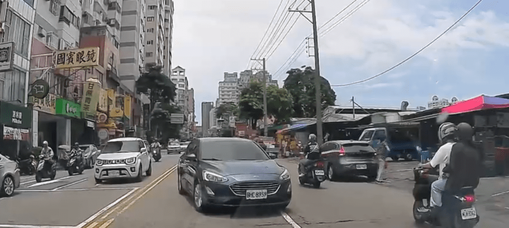 路口不打方向燈逆向左轉！　網友：台中就是厲害