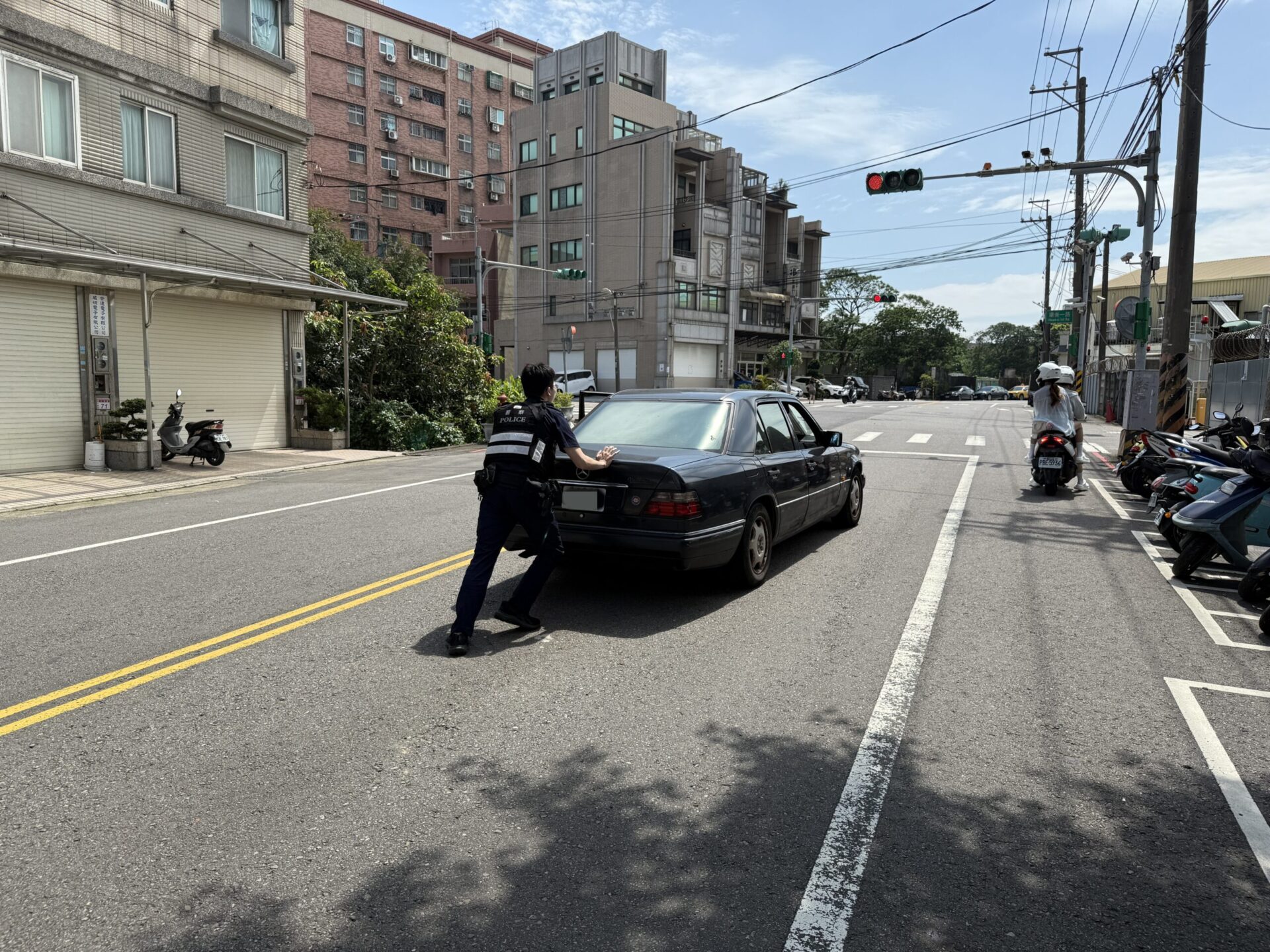 汽車拋錨動彈不得 壢警奮力推車恢復交通順暢