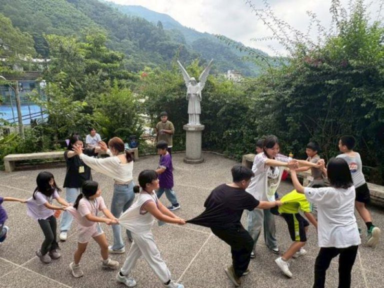 用愛陪伴原鄉孩童暑期時光 竹縣小衛星營隊公私協力前進五峰部落 用愛陪伴原鄉孩童暑期時光 竹縣小衛星營隊公私協力前進五峰部落