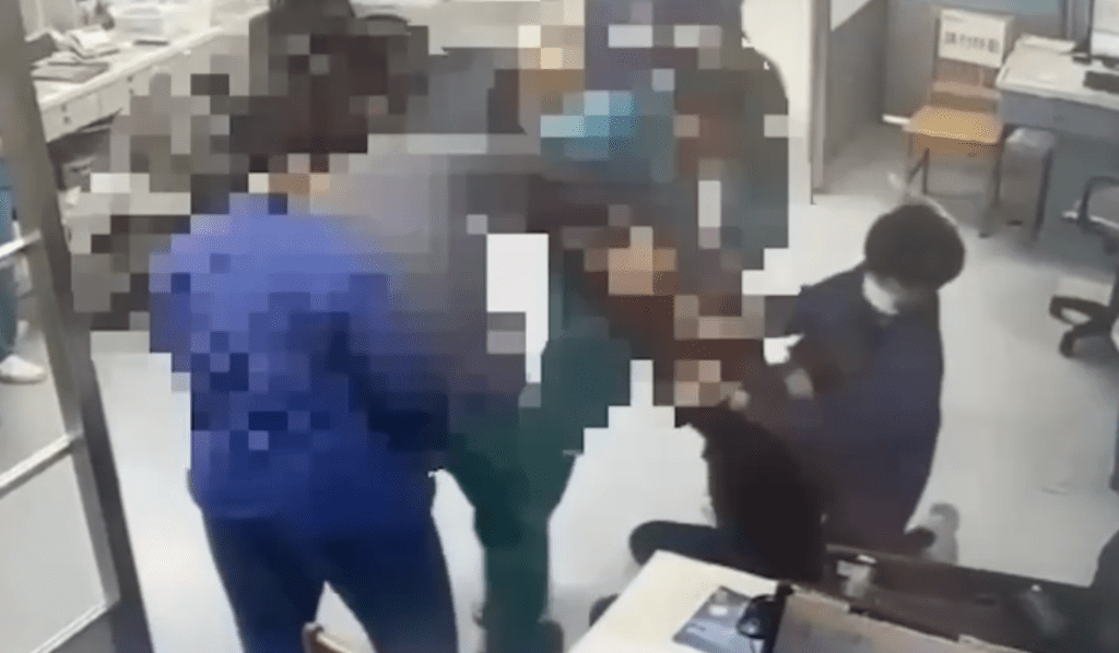 苗栗為恭醫院驚傳醫療暴力! 病患持利剪欲攻擊醫師脖子遭護理師3秒內壓制 苗栗為恭醫院驚傳醫療暴力! 病患持利剪欲攻擊醫師脖子遭護理師3秒內壓制
