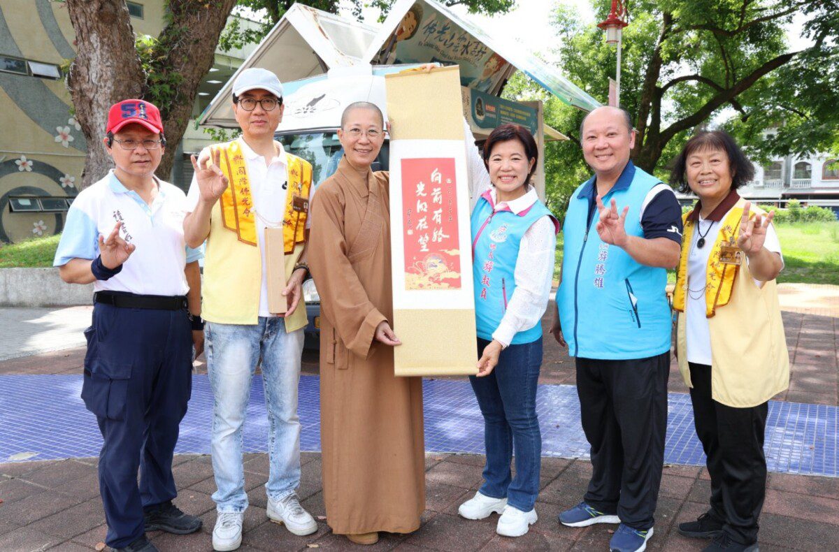 月光寺雲水書坊開進吉安好客藝術村游淑貞迎接書車鼓勵全民閱讀社區化