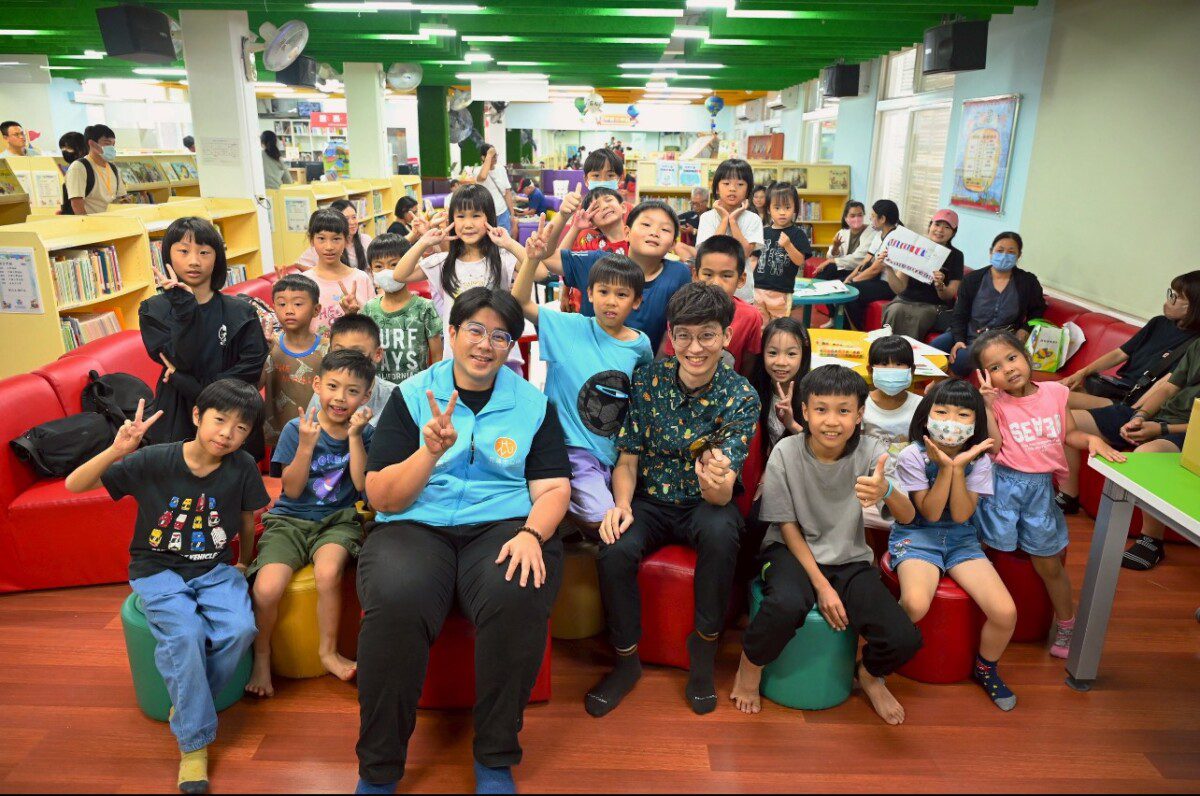 花蓮市長魏嘉彥出席兒童生物營 與皮特玩自然探索昆蟲