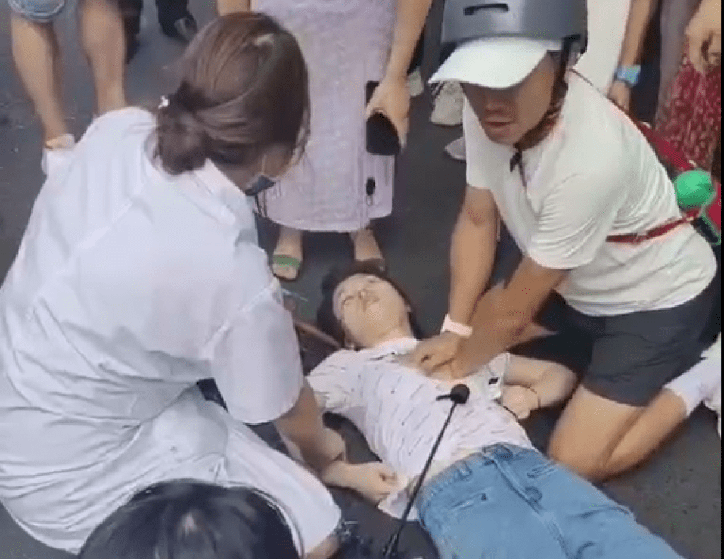 影／男跪地幫昏倒女CPR急救！影片曝光遭陸網友質疑「襲胸」　當事人回應：問心無愧就好