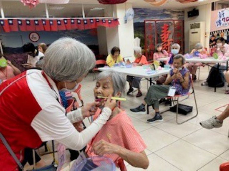 新竹榮家攜手南門醫院共為住民長輩口腔健康把關 新竹榮家攜手南門醫院共為住民長輩口腔健康把關
