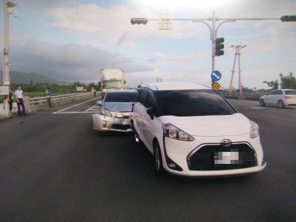 有影/代誌大條! 大貨車恍神衝撞停紅燈三車釀三傷