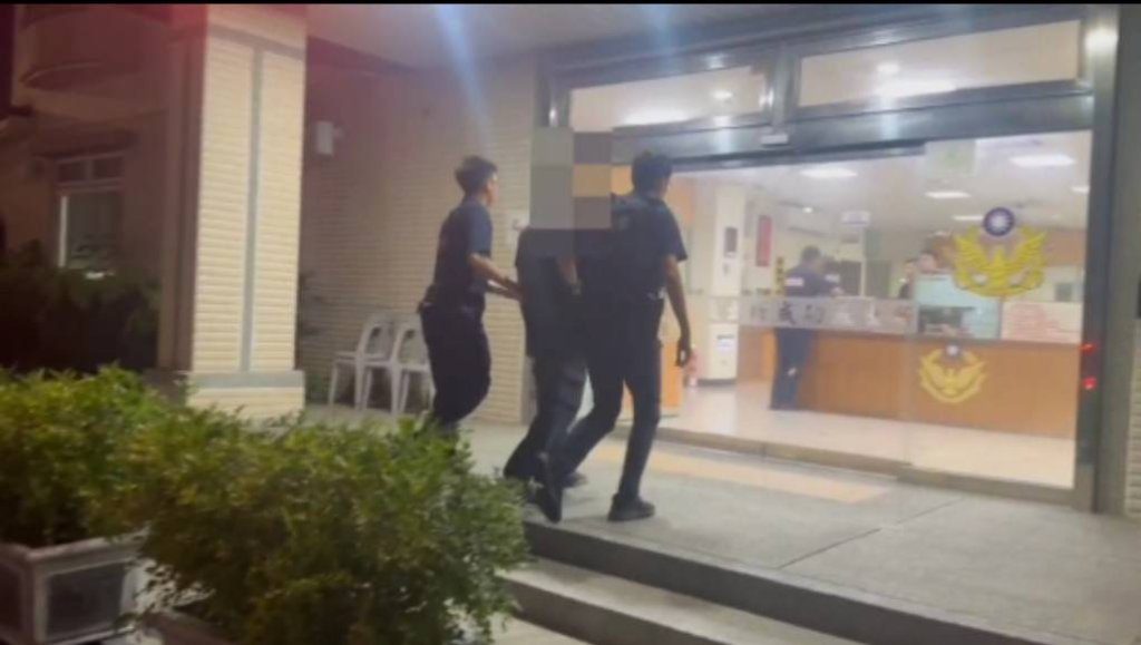 娃娃機店爆「進擊的巨人」！全裸男衝出攻擊　結局超反轉