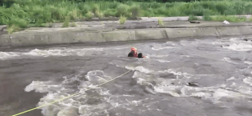 救援畫面曝光！新竹縣釣客受困　消防隊員拉繩索與激流搏鬥成功救援