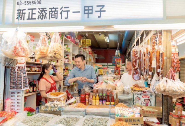 鄭朝方翻轉竹北老市場成文青早市業績翻三成 吸引博、碩士二代接棒 鄭朝方翻轉竹北老市場成文青早市業績翻三成 吸引博、碩士二代接棒