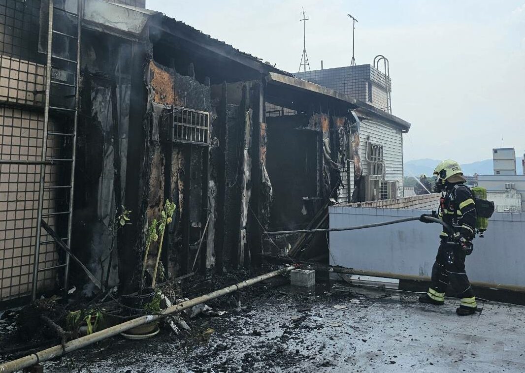 從7樓燒到8樓頂加！大溪民宅冒惡火 現場一片焦黑