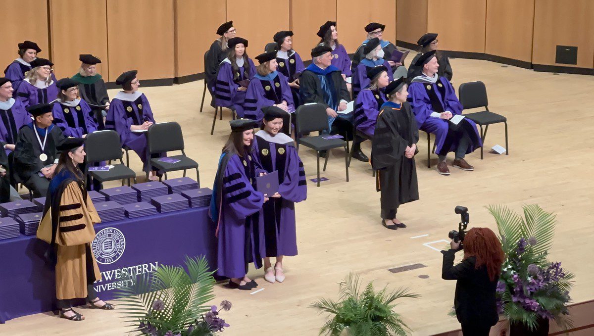 亞大國際競爭力強，學生出國表現佳 聽語系首屆畢業生，3年取得美國西北大學博士學位