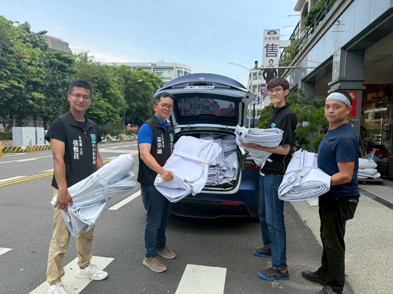 帆布救災急先鋒！　民眾黨彰化黨部火速送援嘉義鹿草