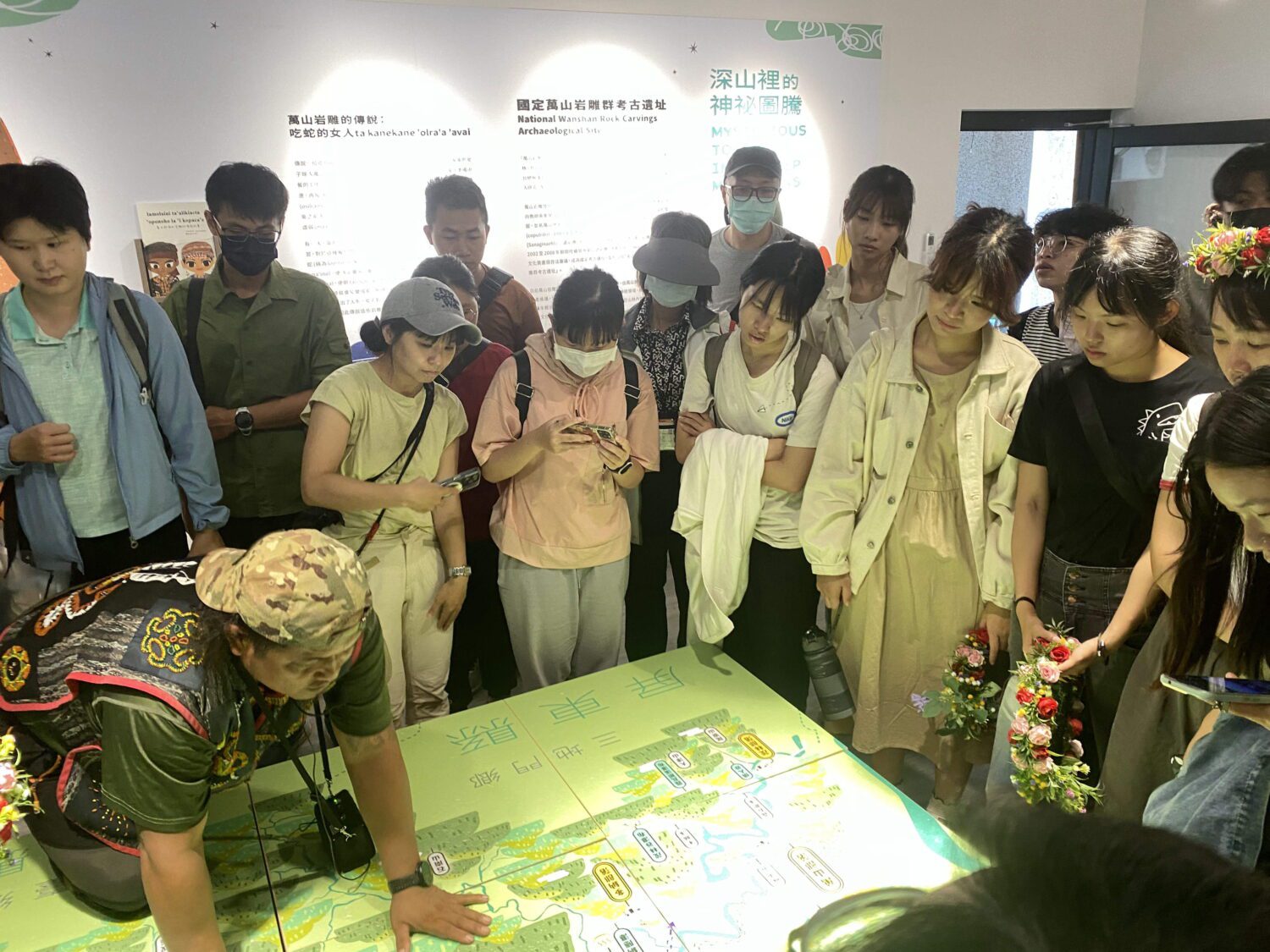 高雄山海探險隊率青年走讀萬山部落 細讀圖騰刻痕、品味油芒餅香