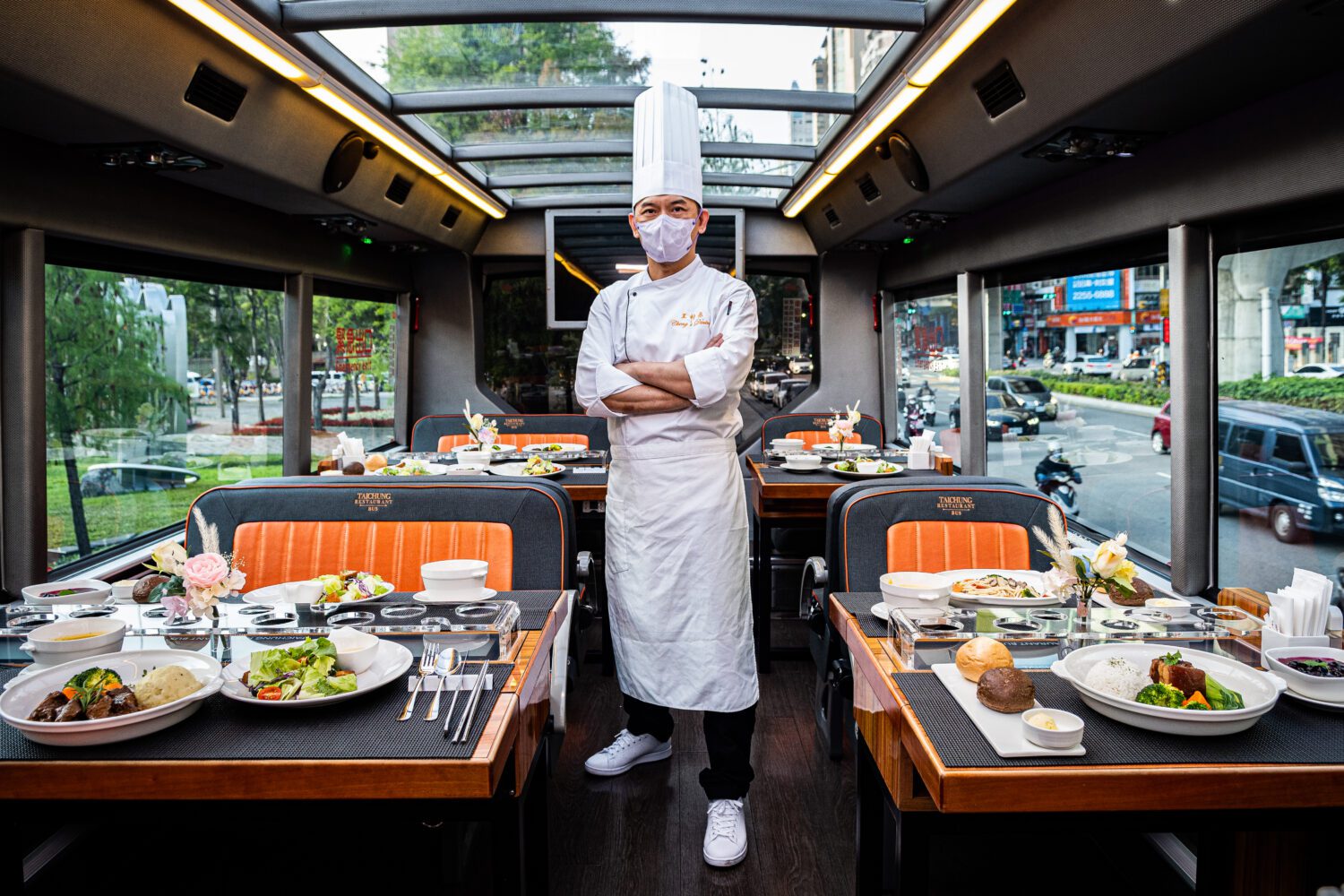 俯瞰台中品味移動盛宴夯 雙層觀光巴士餐車超吸睛 俯瞰台中品味移動盛宴夯 雙層觀光巴士餐車超吸睛