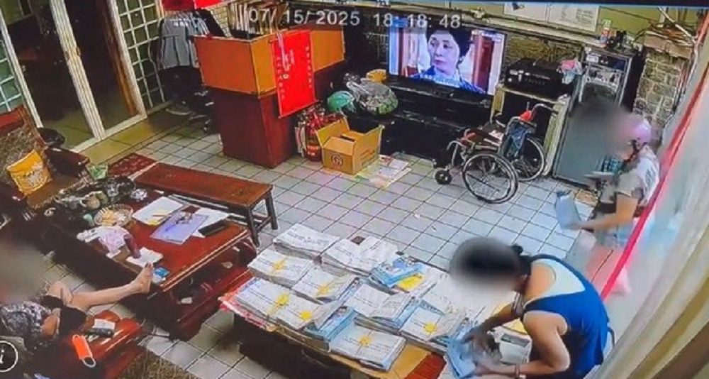 中壢選舉公報夾反罷文宣 魯明哲質疑有心人士擺拍抹黑 中壢選舉公報夾反罷文宣 魯明哲質疑有心人士擺拍抹黑