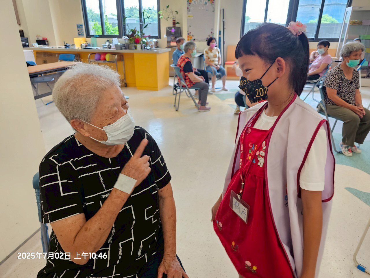 小小志工走進失智據點　用陪伴點亮長者笑容