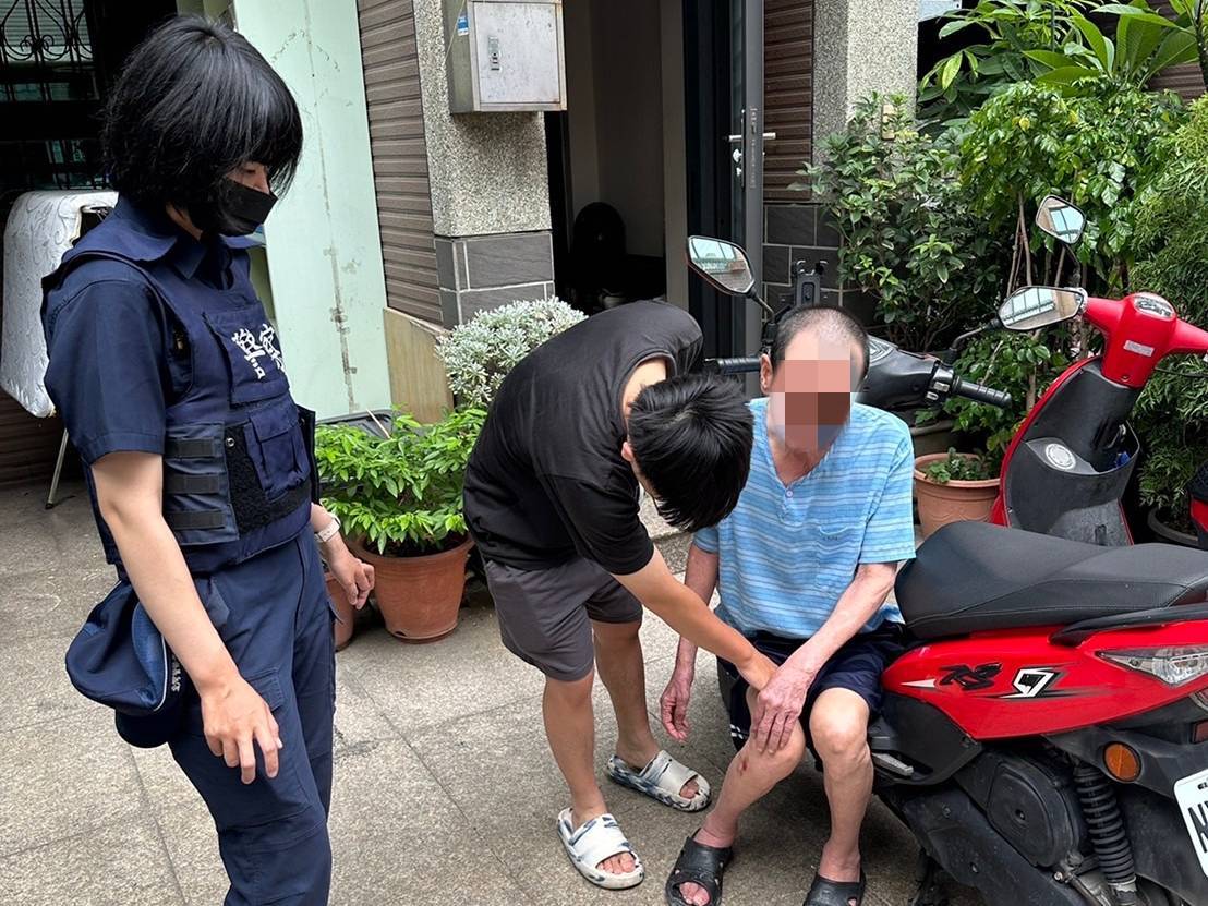 失智翁迷路摔破膝蓋 大園警、里長及時伸援