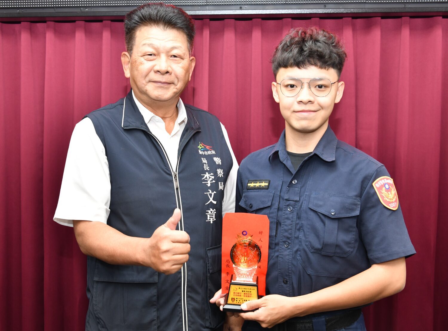 施呈諭搶救昏厥男子一命 李文章公開表揚豎指稱讚 施呈諭搶救昏厥男子一命 李文章公開表揚豎指稱讚