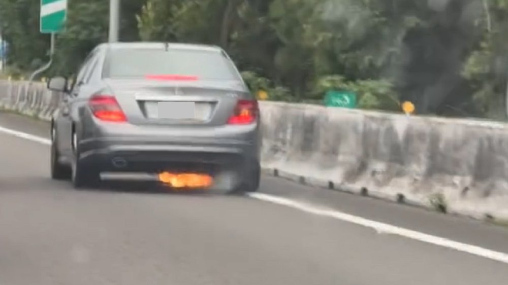 【有片】車子燒起來還在開!國1小客車駕駛驚險逃生 【有片】車子燒起來還在開!國1小客車駕駛驚險逃生