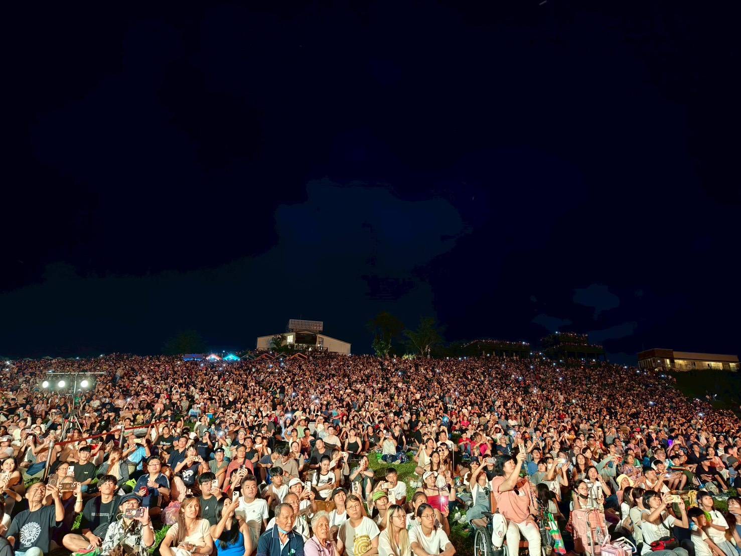 2025鹿野高台熱氣球嘉年華開幕 首場光雕音樂會人潮爆滿盛況空前 2025鹿野高台熱氣球嘉年華開幕 首場光雕音樂會人潮爆滿盛況空前